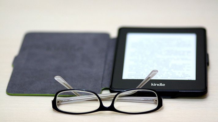 Telediario 1 - El Gobierno anuncia la bajada del IVA de libros electrónicos y prensa digital del 21 al 4%