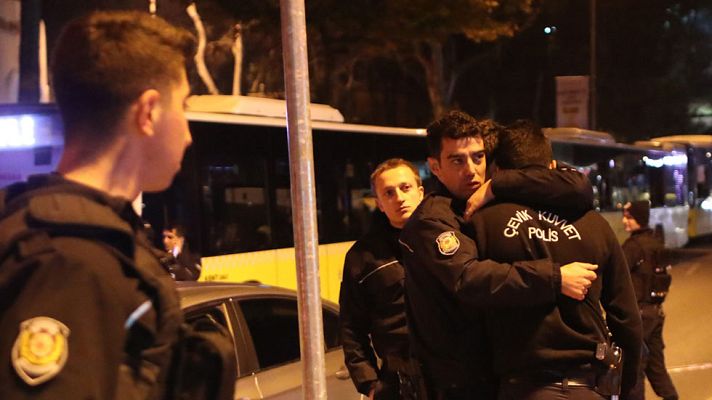 Telediario 1 - Treinta de los muertos en Estambul son policías