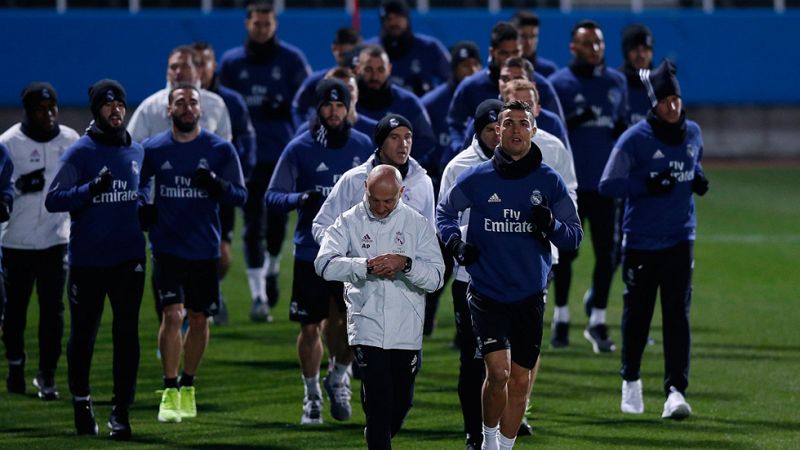 Con el flamante Bal�n de Oro de Cristiano Ronaldo, el Real Madrid ha realizado su primer entrenamiento en Jap�n, donde disputar� el Mundial de Clubes. La noticia fue la ausencia de Sergio Ramos.