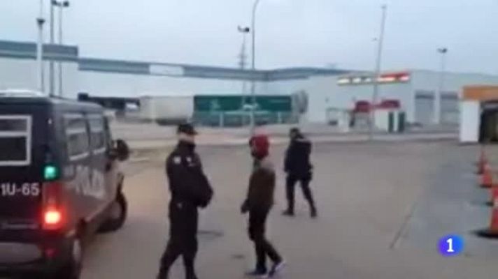 Telediario 1 - Detenidos camino de Madrid dos miembros de  la CUP buscados por quemar fotos del rey