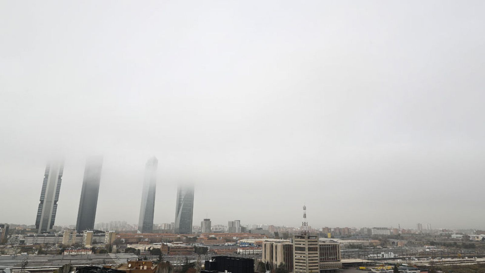 Nieblas persistentes en mitad oriental peninsular y lluvias en oeste