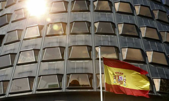 Telediario 1 - El Tribunal Constitucional suspende el referéndum soberanista en Cataluña previsto para 2017