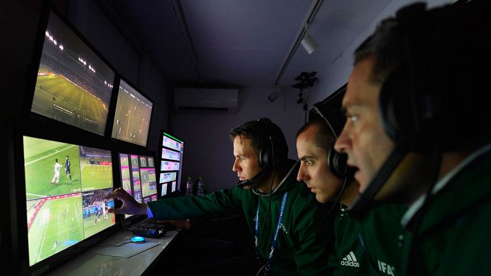 Telediario 1 - El vídeo-arbitraje, el futuro en los campos de fútbol