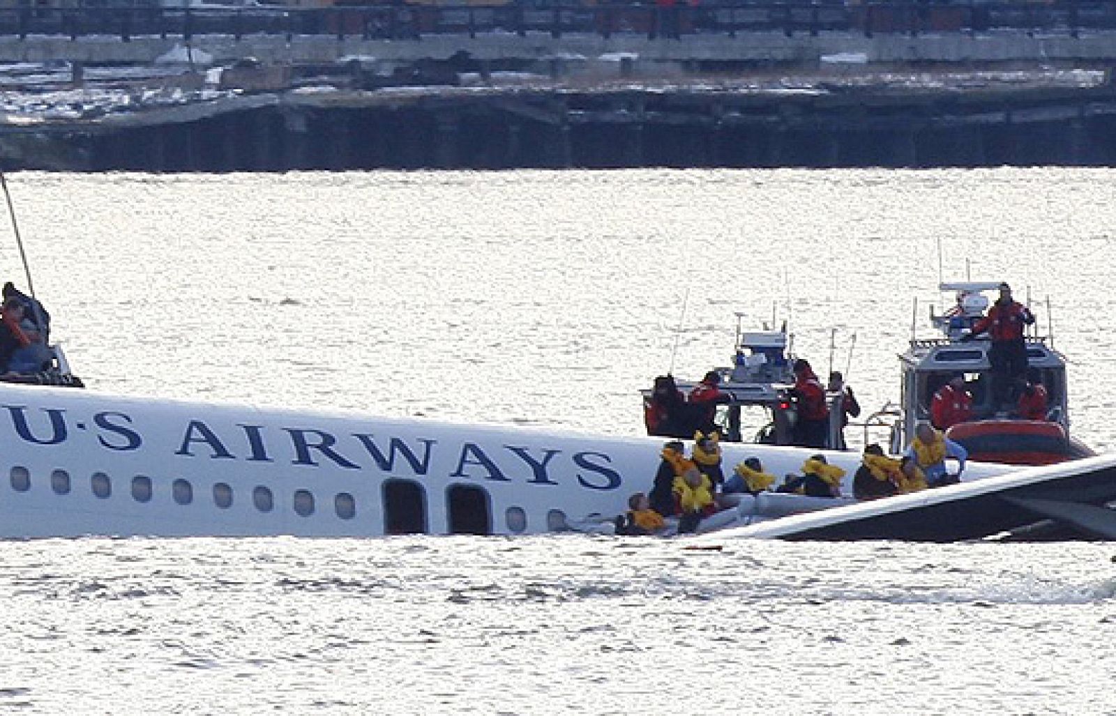Un avión de US Airways cae al río Hudson (EE.UU.) sin víctimas | Ver