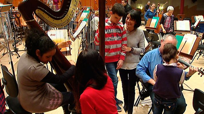 Telediario 1 - La orquesta de RTVE realiza una clase magistral de música para niños ciegos