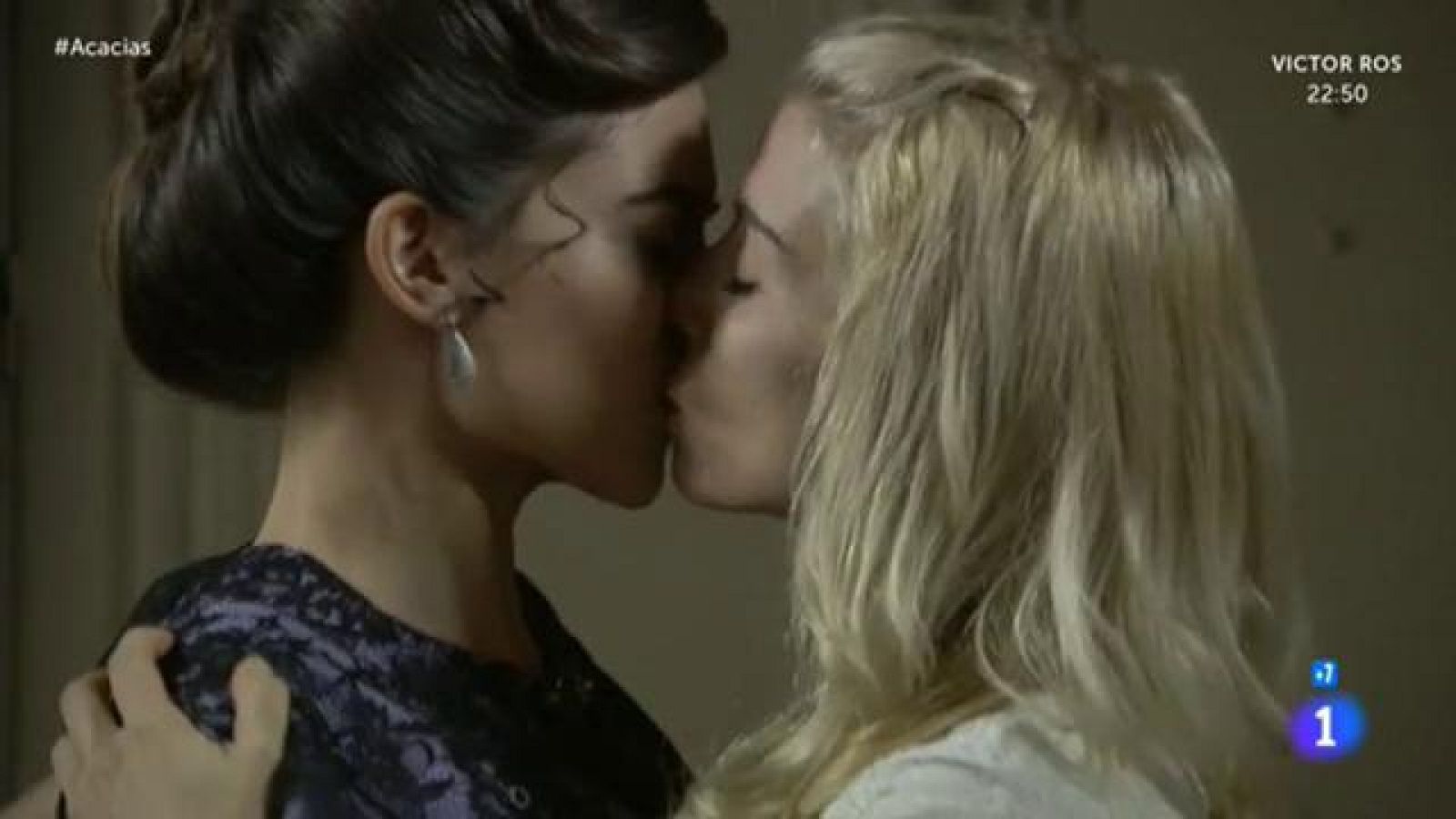 Acacias 38 - Cayetana besa a Teresa