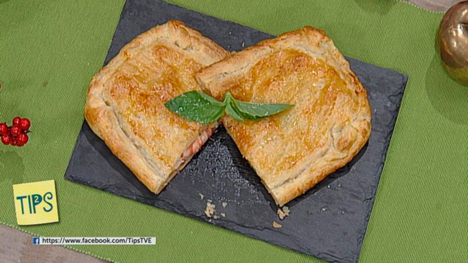 TIPS - Cocina - Empanada hojaldrada con tomate de albahaca