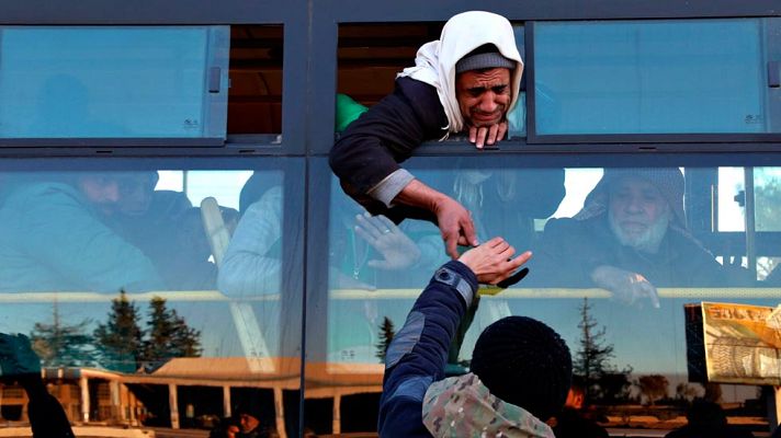Telediario 1 - Empieza la evacuación de civiles y rebeldes de Alepo, mientras Asad celebra su victoria