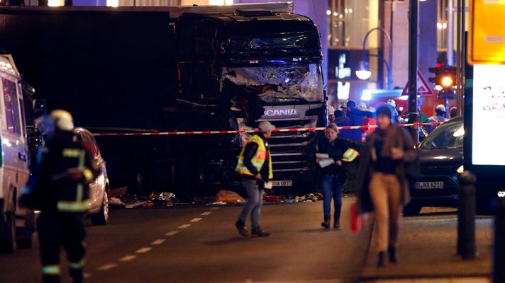 Telediario 1 - Nueve muertos y decenas de heridos al ser arrollados por un camión en un mercadillo navideño de Berlín