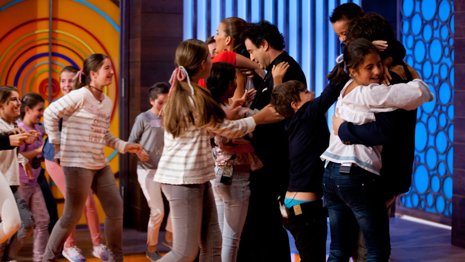 MasterChef Junior - ¡La súper entrada de todos los peques! | Ver