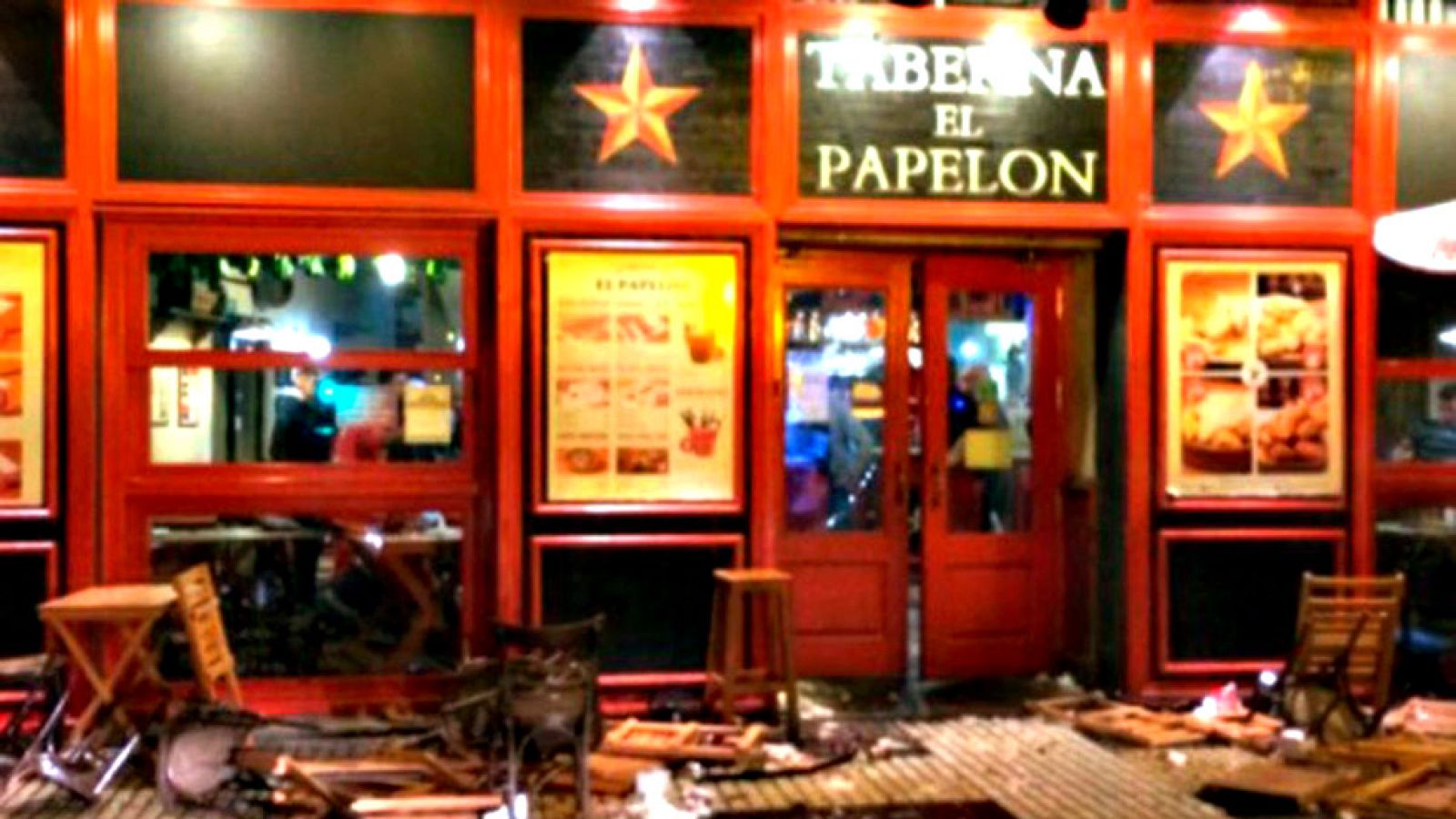 La juez de Instrucción número 19 de Sevilla ha dejado este jueves  en libertad con cargos a 12 de los 14 ultras del Sevilla detenidos  por la agresión a aficionados de la Juventus de Turín registrada hace  un mes en pleno centro de la capital hispale