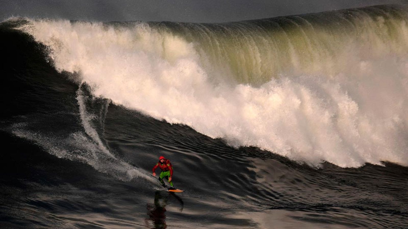 Los surfistas disfrutan del cañón de Nazaré | Ver