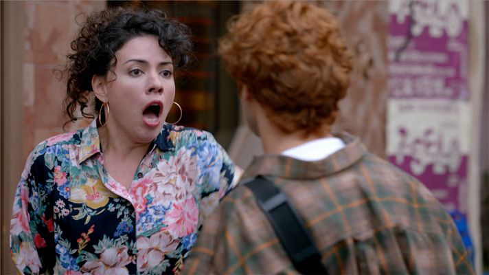 Cuéntame cómo pasó - Paquita recibe a escobazos al marido de Karina