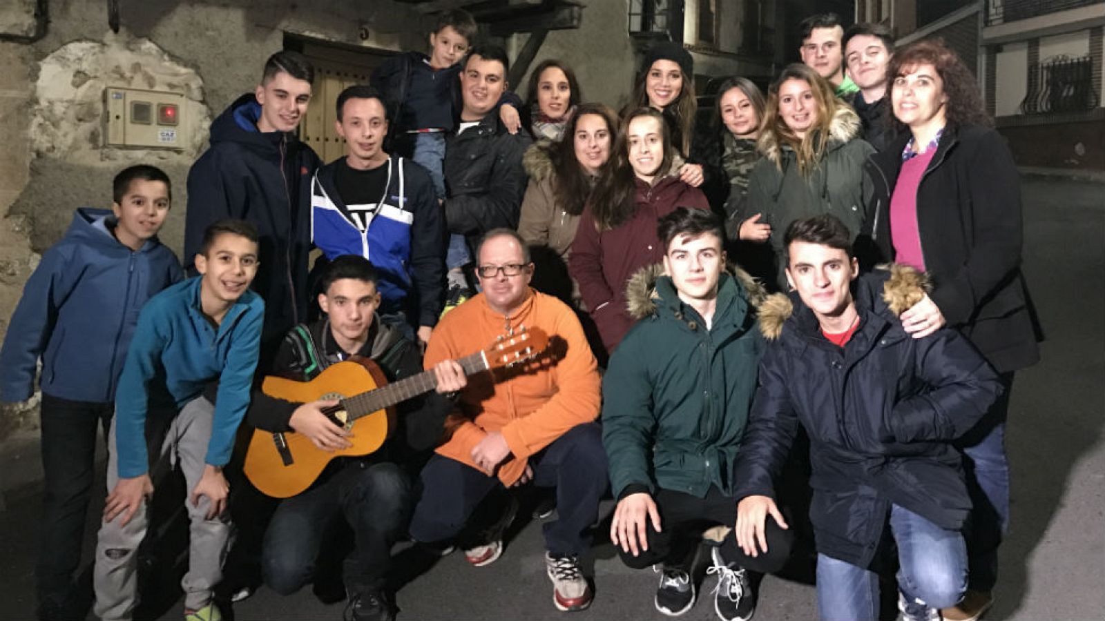 Nos vamos de ronda, guitarra en mano