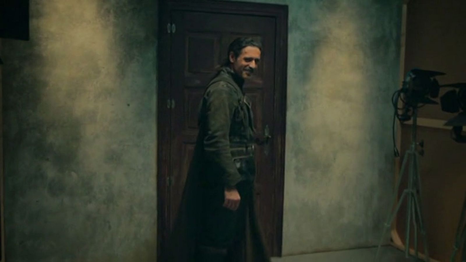 TVE mira hacia adelante en 2017 con los grandes estrenos de la temporada en una promoción donde aparecen Toni de 'Cuéntame cómo pasó' y Alonso de 'El Ministerio del Tiempo'.