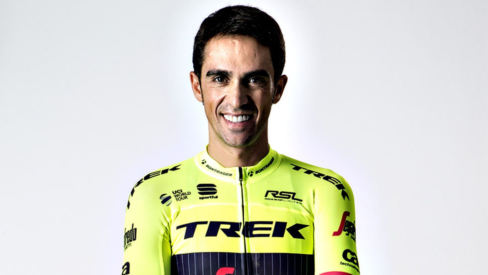 El ciclista de Pinto ha estrenado con el nuevo año su nuevo maillot para la temporada 2017 con los colores del Trek-Segafredo, en este caso la versión de entrenamiento, que se caracteriza por su color fluor para aumentar la seguridad en la carretera.