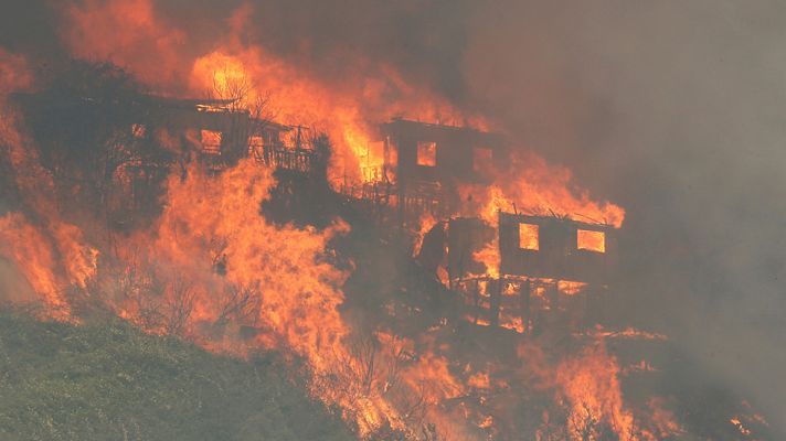 Telediario 1 - Cien viviendas quemadas, 400 evacuados y 19 heridos leves en un fuego aún no extinguido en Valparaíso