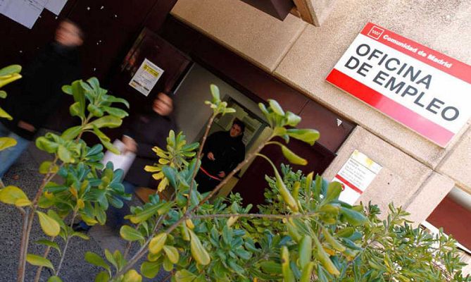 Telediario 1 - El número de parados registrados cayó en 390.534 personas en 2016, lo que dejó el total en 3.702.974