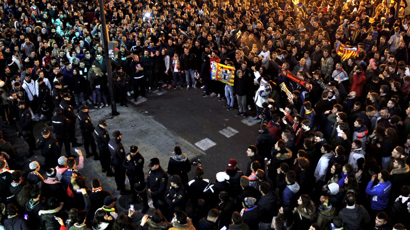 Tras la derrota copera ante el Celta (1-4) la grada pedía la salida del propietario. Este miércoles, su mano derecha, la presidenta Lay Hoon ha ido a visitar a los jugadores. Una reunión a puerta cerrada en la ciudad deportiva de Paterna, que esta se
