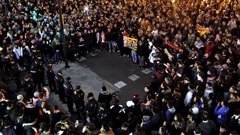Tras la derrota copera ante el Celta (1-4) la grada pedía la salida del propietario. Este miércoles, su mano derecha, la presidenta Lay Hoon ha ido a visitar a los jugadores. Una reunión a puerta cerrada en la ciudad deportiva de Paterna, que esta se