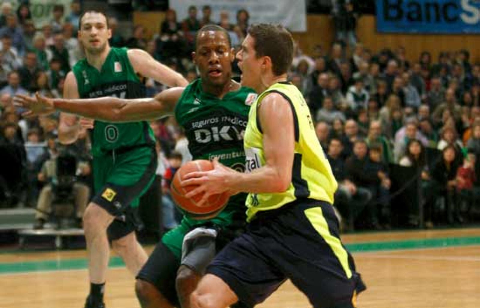 Crucial victoria del Barcelona en la cancha del DKV Joventut, por 64 a 68, en un partido que se decidió en los instantes finales.