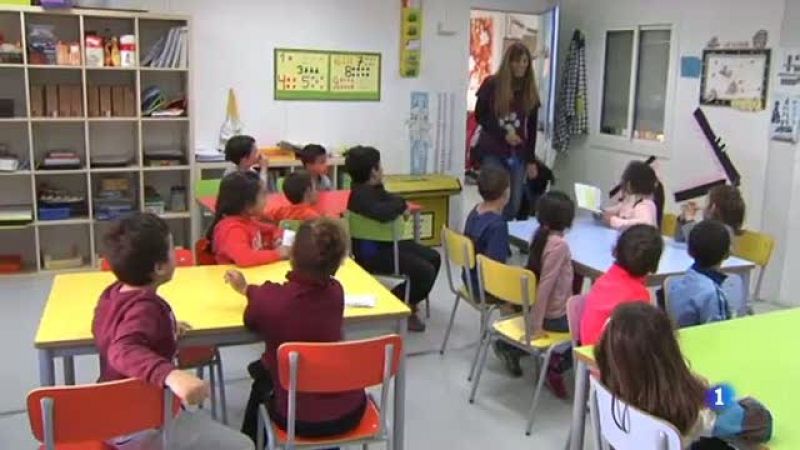 A Salt, un gos va a l'escola a fer de mestre