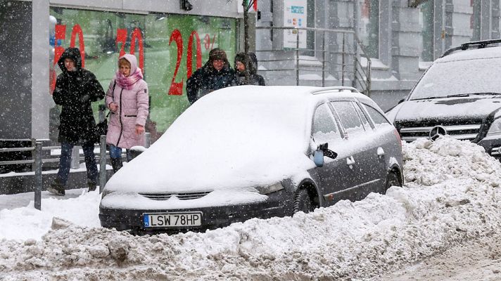 Telediario 1 - La intensa ola de frío que recorre gran parte de Europa ha causado en los últimos días más de 30 muertos