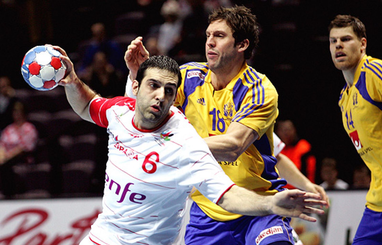 España ha perdido su primer encuentro en el Mundial de balonmano de Croacia ante Suecia. Un partido muy apretado, donde el portero sueco se ha salido con paradas espectaculares.