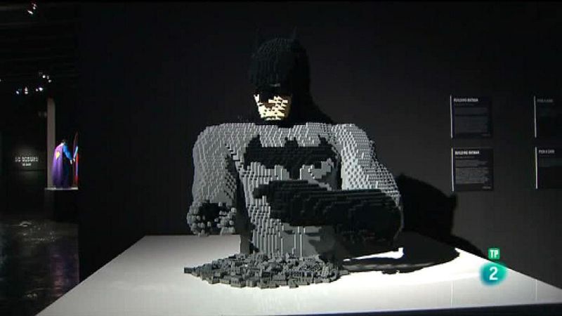 Atención Obras - Iván Ferreiro pasea entre superhéroes