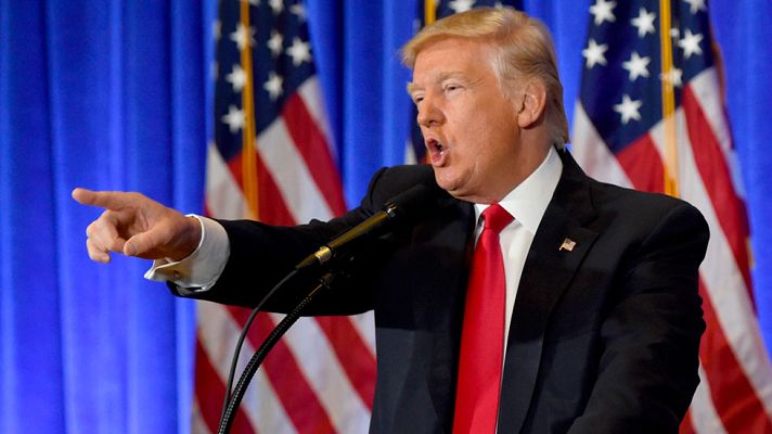 Telediario 1 - La primera rueda de prensa de Trump, tan multitudinaria como tensa