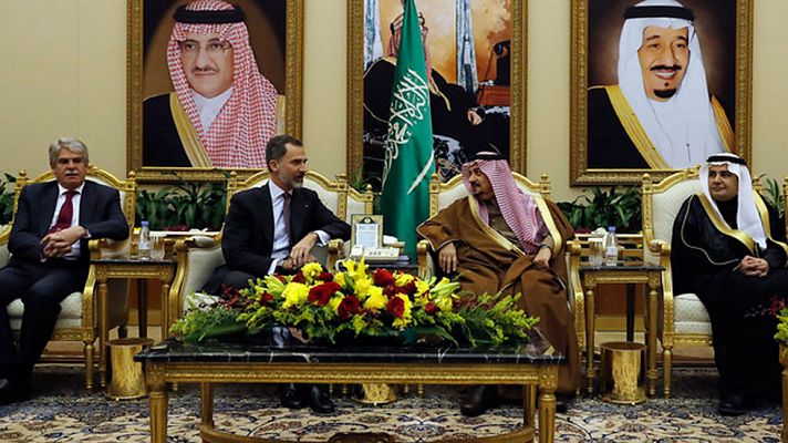 Telediario 1 - Felipe VI comienza su primera visita oficial a Arabia Saudí para estrechar lazos económicos