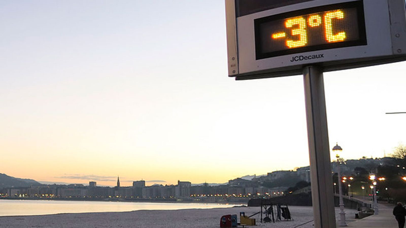 El frío y la nieve arrecian y cortan cinco puertos y ocho carreteras
