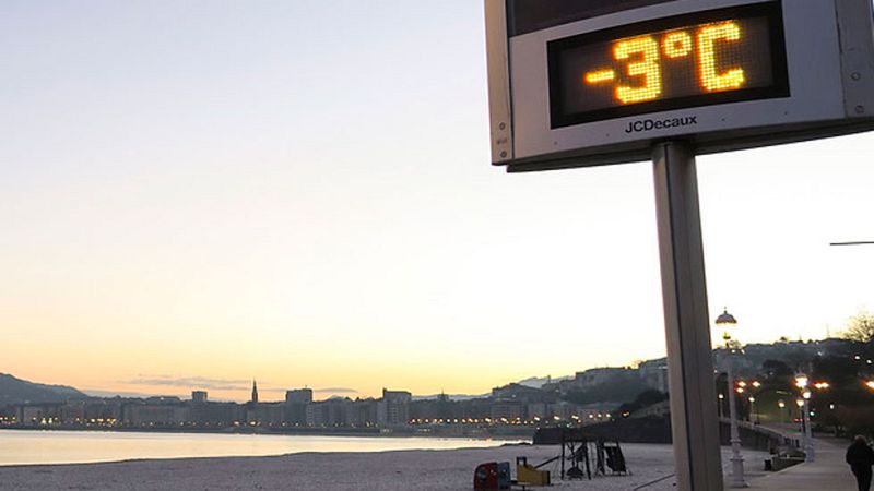 El frío y la nieve arrecian y cortan cinco puertos y ocho carreteras