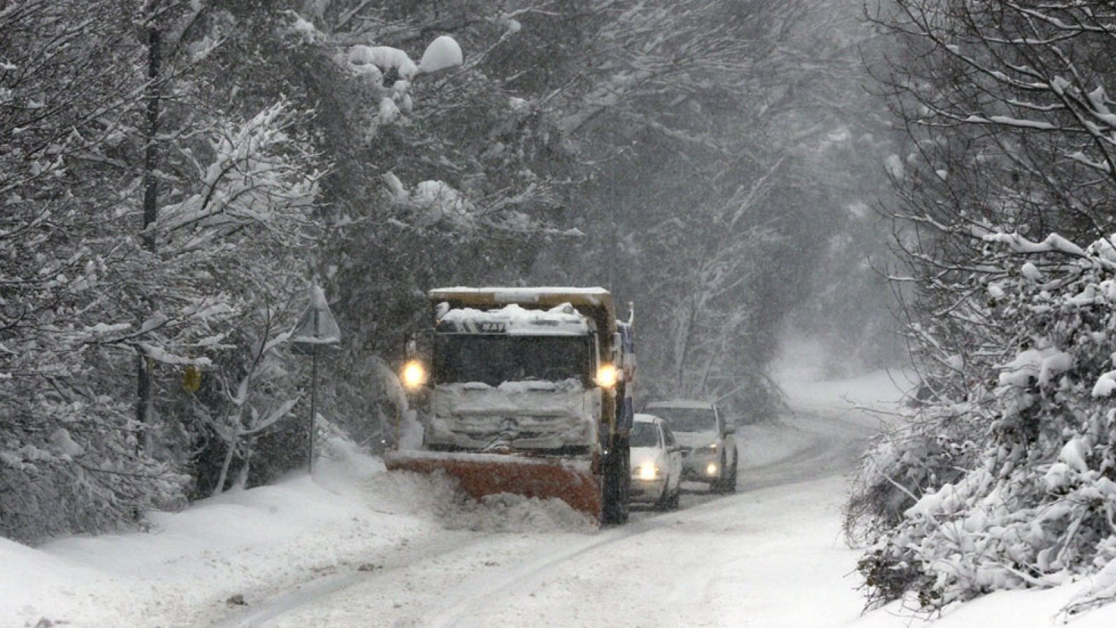 Frío, nieve, curvas y pavimento mojado. Combinación frecuente en estos días