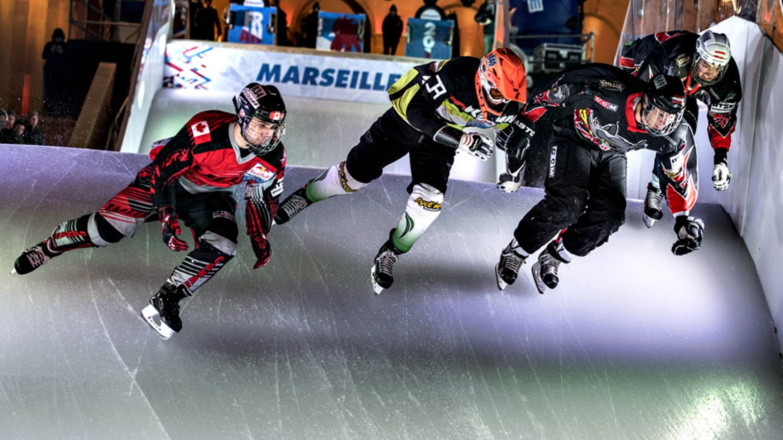 Los participantes pueden tocarse entre sí, algo que parece bastante peligroso a la vista de las imágenes. Se ha organizado un circuito mundial de este deporte en categoría masculina y femenina. El estadounidense Cameron y la canadiense Legere ganaron