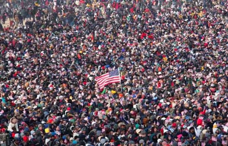 Miles de personas siguen una ceremonia presidencial calculada al milímetro