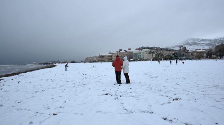 Telediario 1 - Nieve en playas del mediterráneo y termómetros que llegan a casi 22 grados bajo cero en los Pirineos