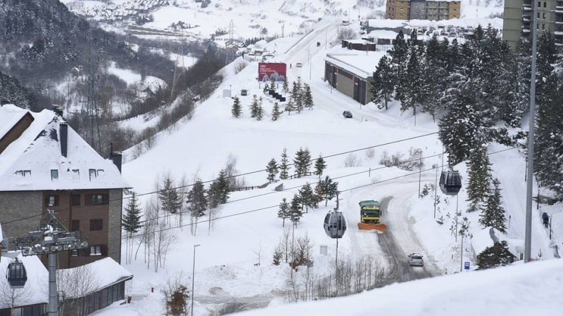 La ola de frío siberiano congela España con nieve en Valencia y Murcia | Ver