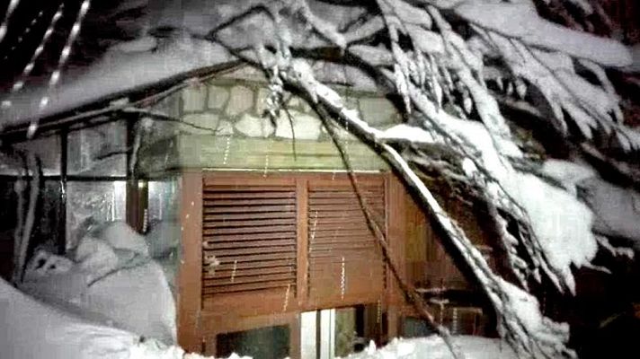 Informativo 24h - Imágenes del interior del hotel sepultado por la nieve
