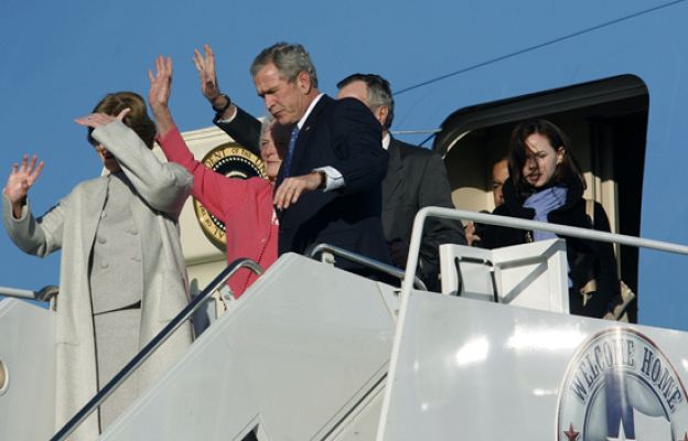  - Bush, contento al volver a casa