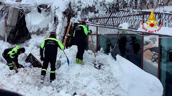 Informativo 24h - Localizan a seis supervivientes sepultados bajo la nieve en el hotel italiano