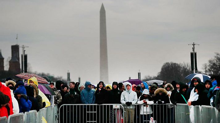 Telediario 1 - Una multitud hacía cola de madrugada ante los controles de seguridad en Washington para asistir al juramento de Donald Trump