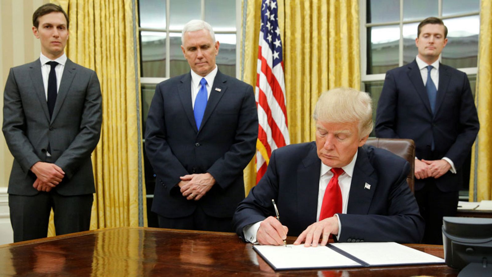 Trump firma su primera orden ejecutiva contra el "Obamacare" | Ver