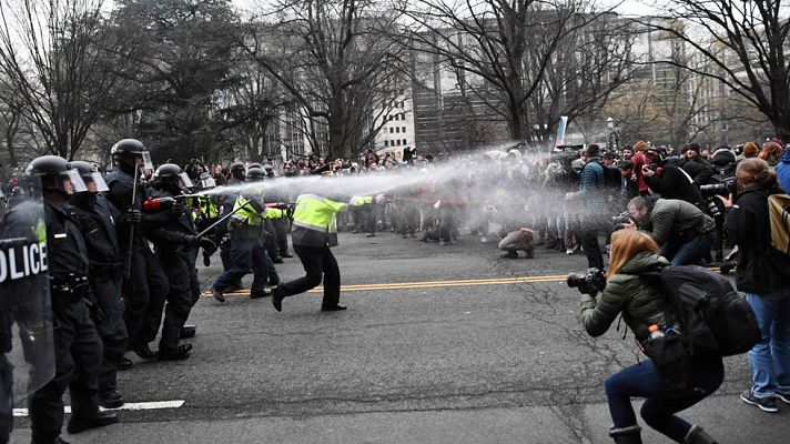 Telediario 1 - La policía dispersa con gas pimienta a varios manifestantes anti Trump