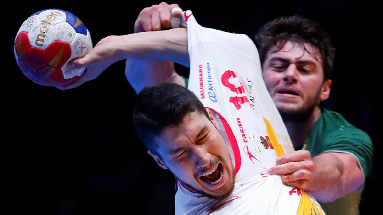 España pasa a cuartos con un agónico triunfo sobre Brasil | Ver