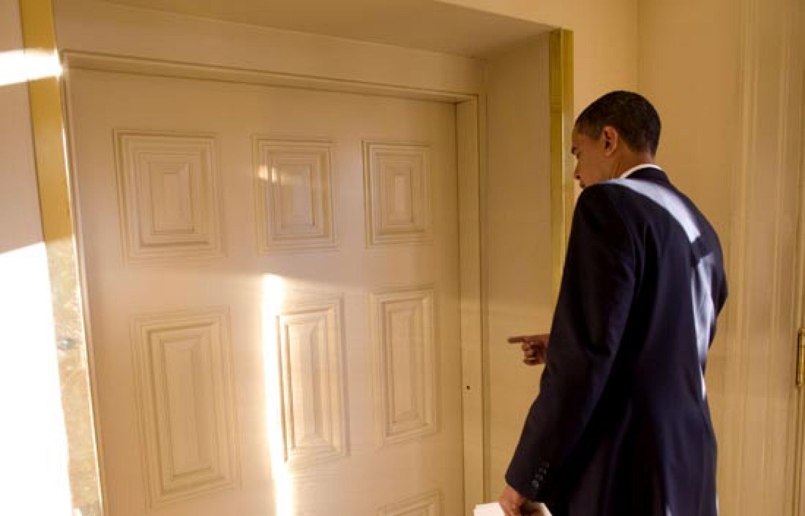 El primer día de Obama en el Despacho Oval | Ver