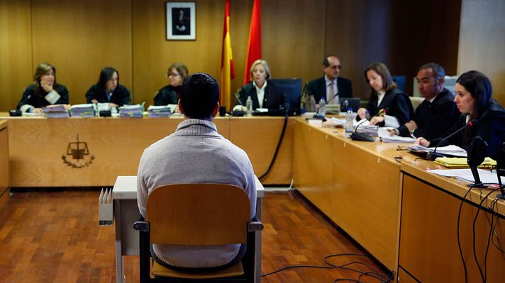 Telediario 1 - El profesor del Vallmont admite ser "cariñoso" pero niega los abusos sexuales