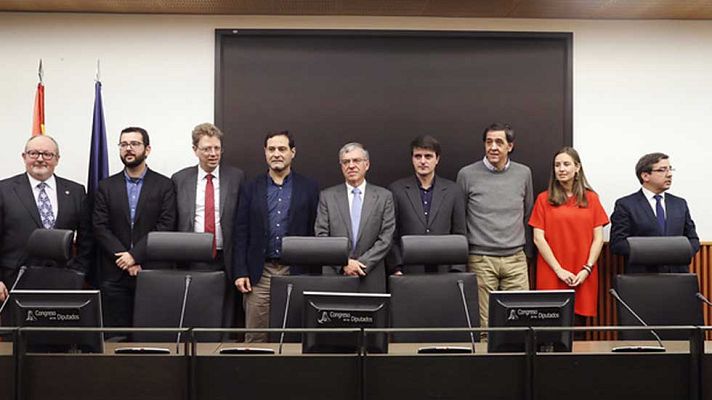 Telediario 1 - La oposición pide una nueva ley de autoconsumo eléctrico sin costes