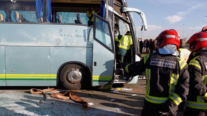 Telediario 1 - Detenido el conductor de un autobús que ha volcado en Fuenlabrada, Madrid, tras dar positivo por cocaína