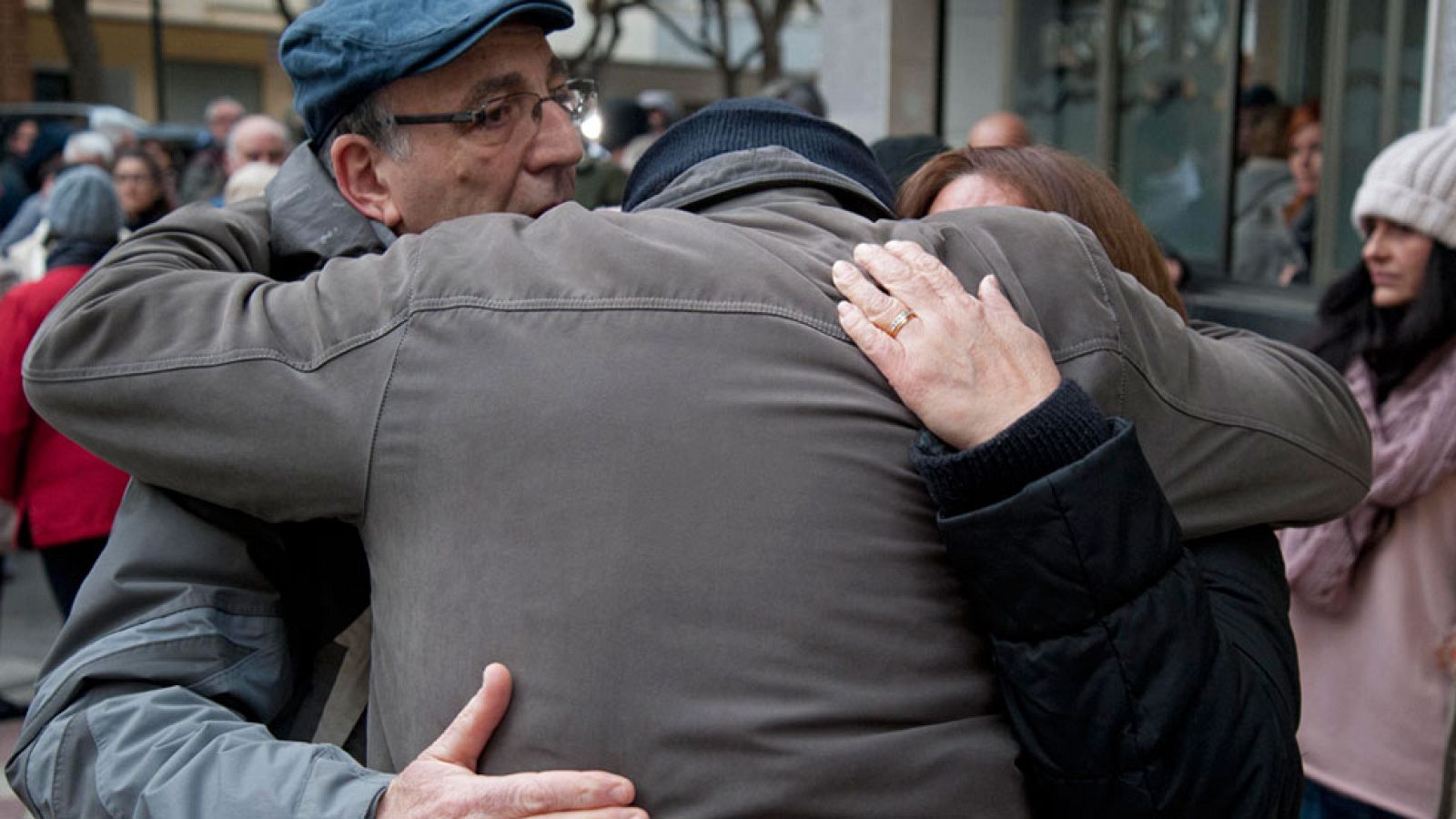 Un centenar de personas se concentra en apoyo a la familia de la menor que murió mientras esperaba una ambulancia en Blanes